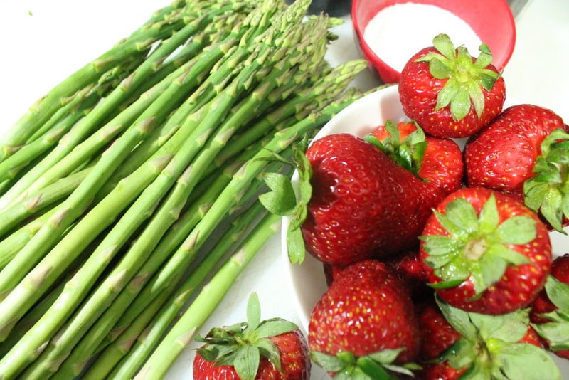 Grilled Asparagus and Strawberry Salad Ingredients